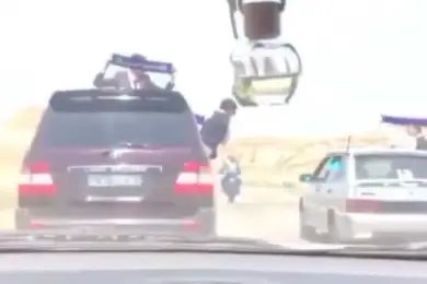 Сами "спалились": в Жанаозене оштрафовали водителей за опасный кортеж с выпускниками 