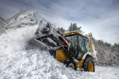 Водители хотели прорваться мимо закрытой трассы, наняв погрузчик для очистки снега 