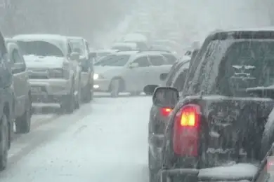 В области Абай на дорогах скопилось свыше 100 единиц транспорта 