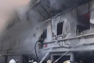 В Алматы на рынке горели контейнеры с автозапчастями 