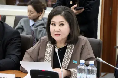 Тюбетейки, камзолы: как депутаты Мажилиса оделись на День национальной одежды 