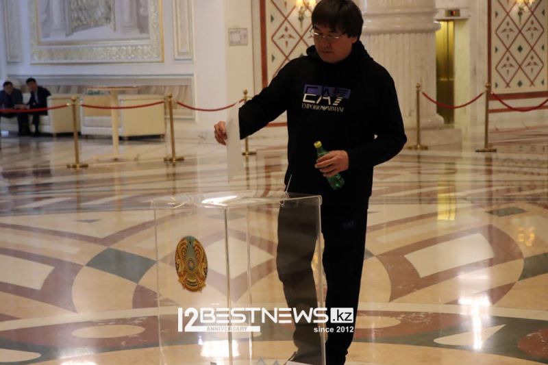 Как казахстанцы голосуют на референдуме по строительству АЭС