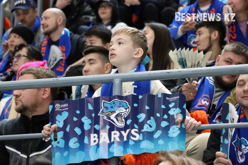 Болельщики устроили аншлаг, пели и танцевали на 