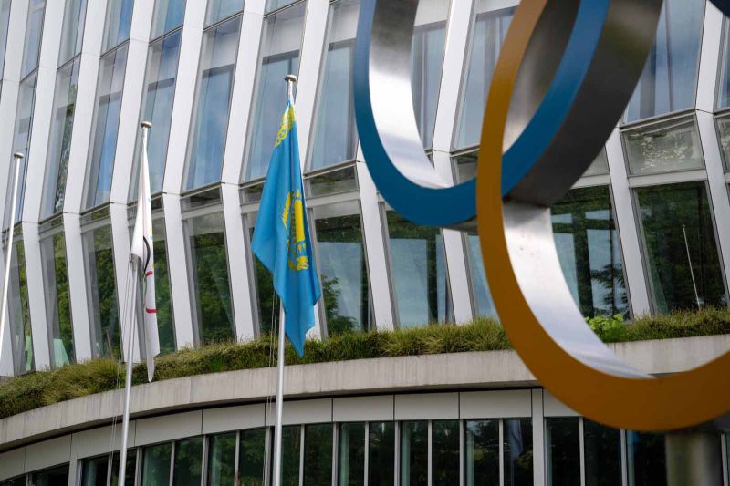 Головкин встретился с главой МОК и оставил автограф