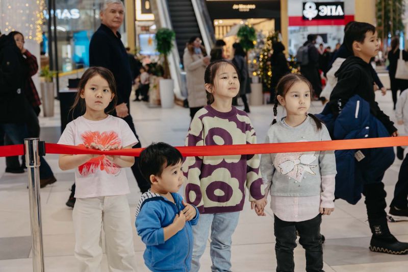 В «MEGA Silk Way» художник удивил рисунками исторических деятелей Казахстана