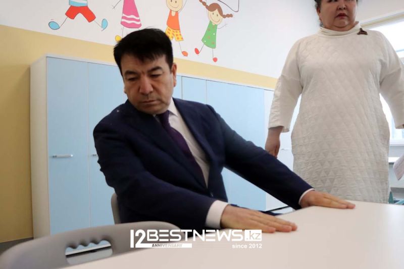 Как министр просвещения РК Гани Бейсембаев проверял парты в новой школе