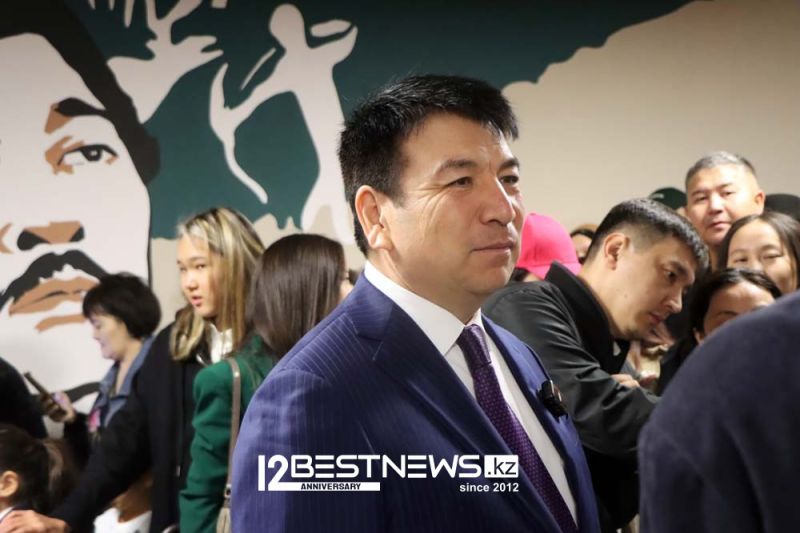 Как министр просвещения РК Гани Бейсембаев проверял парты в новой школе