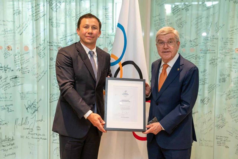 Головкин встретился с главой МОК и оставил автограф