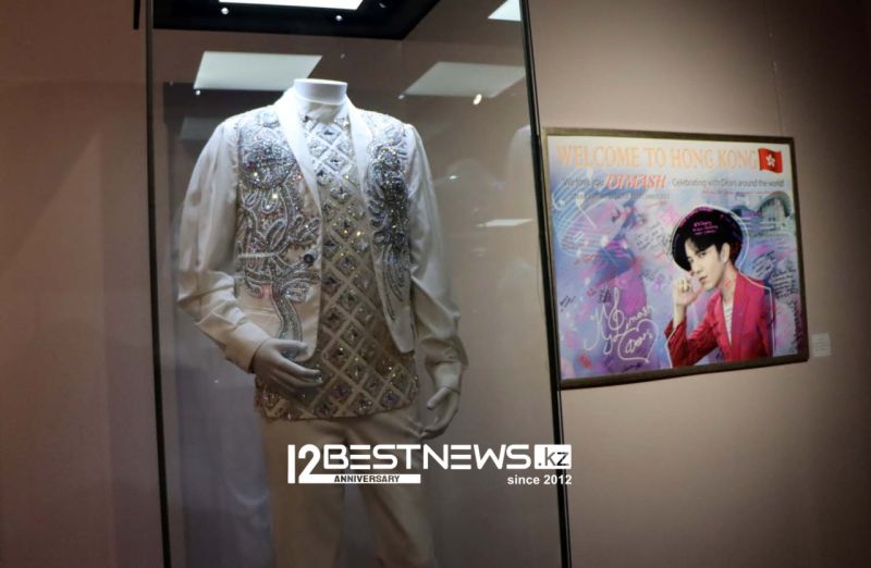 Детская колыбель, семейный портрет, костюмы - что показывают на первой выставке Димаша Кудайбергена