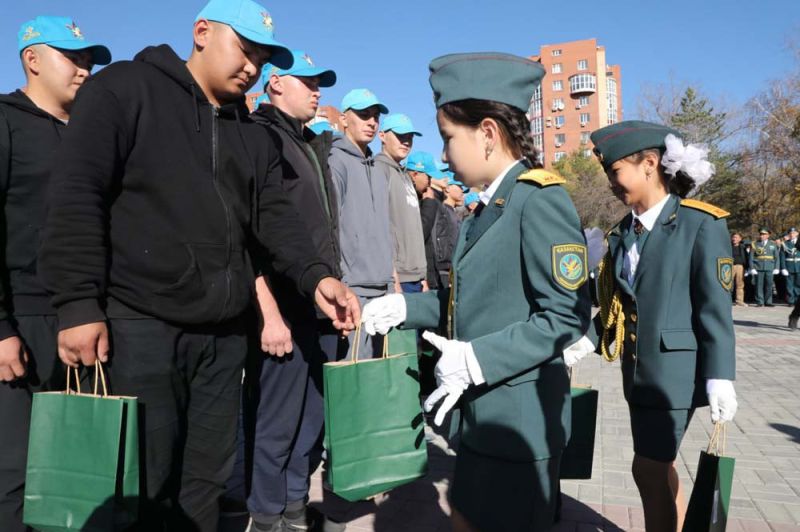 Провожали со слезами: из Караганды отправили 30 призывников в Астану