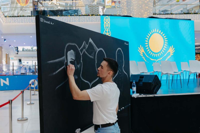 В «MEGA Silk Way» художник удивил рисунками исторических деятелей Казахстана