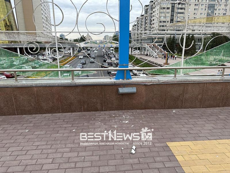 Женщина залезла на перила моста в Астане: после ЧП повалили зеваки