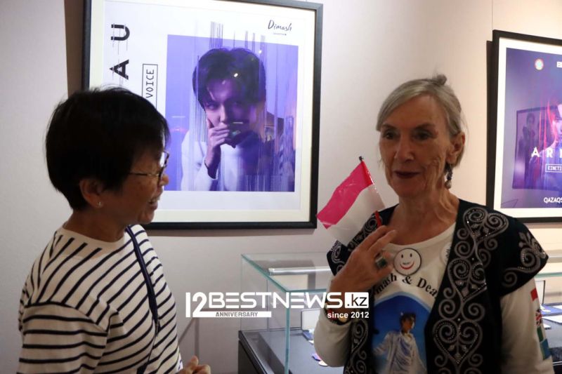 Детская колыбель, семейный портрет, костюмы - что показывают на первой выставке Димаша Кудайбергена