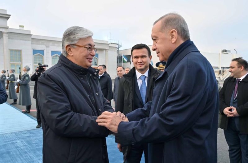 Касым-Жомарт Токаев сел за руль электромобиля