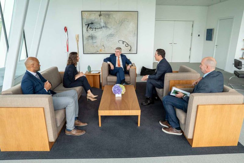 Головкин встретился с главой МОК и оставил автограф