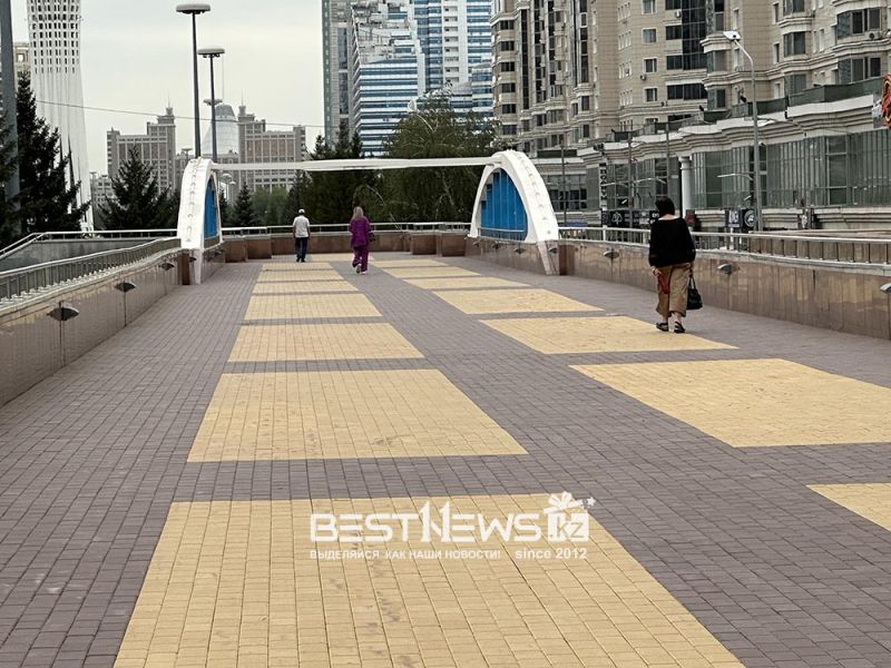 Женщина залезла на перила моста в Астане: после ЧП повалили зеваки