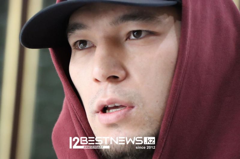 Брат Айбек, мама: кто встретил боксера Нурбека Оралбая в аэропорту