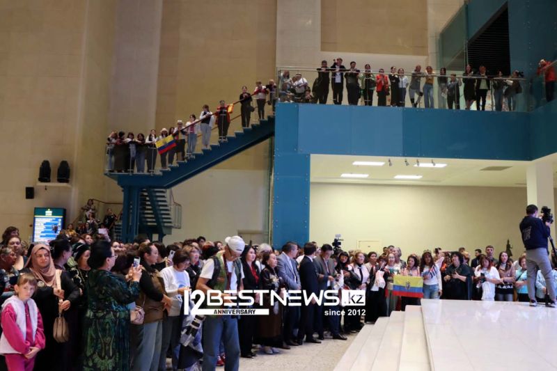 Детская колыбель, семейный портрет, костюмы - что показывают на первой выставке Димаша Кудайбергена