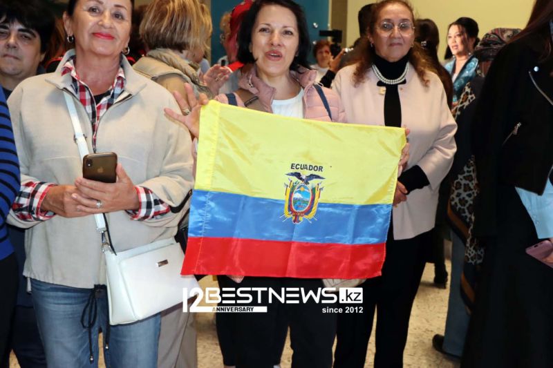 Детская колыбель, семейный портрет, костюмы - что показывают на первой выставке Димаша Кудайбергена