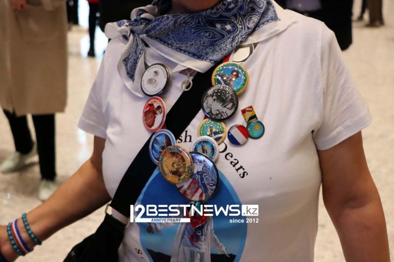 Детская колыбель, семейный портрет, костюмы - что показывают на первой выставке Димаша Кудайбергена