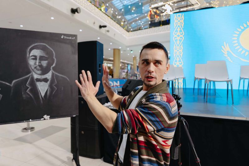 В «MEGA Silk Way» художник удивил рисунками исторических деятелей Казахстана