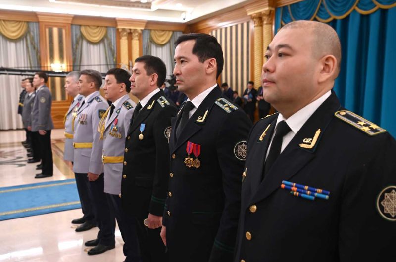 Президент Казахстана вручил госнаграды по случаю Дня защитника Отечества 