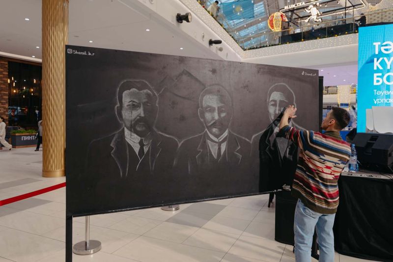В «MEGA Silk Way» художник удивил рисунками исторических деятелей Казахстана