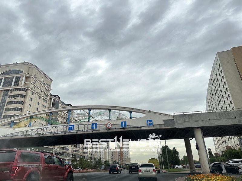 Женщина залезла на перила моста в Астане: после ЧП повалили зеваки