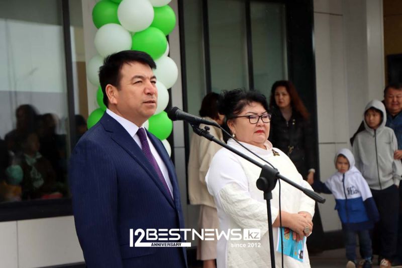 Как министр просвещения РК Гани Бейсембаев проверял парты в новой школе