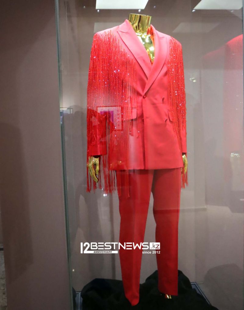 Детская колыбель, семейный портрет, костюмы - что показывают на первой выставке Димаша Кудайбергена