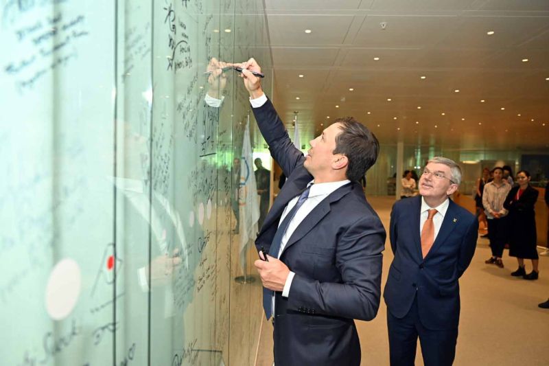 Головкин встретился с главой МОК и оставил автограф