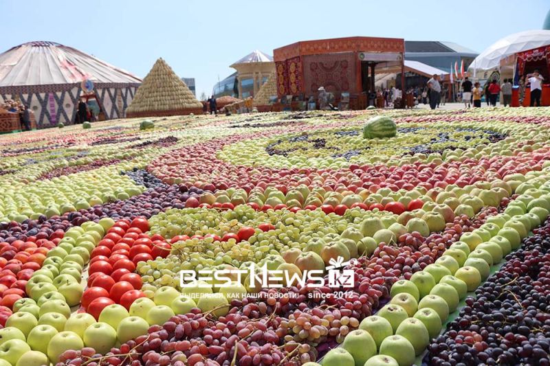 Горы арбузов и дынь до неба: что показал Таджикистан на ярмарке в Астане