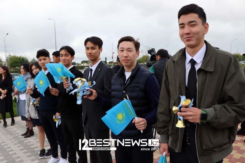 Как министр просвещения РК Гани Бейсембаев проверял парты в новой школе