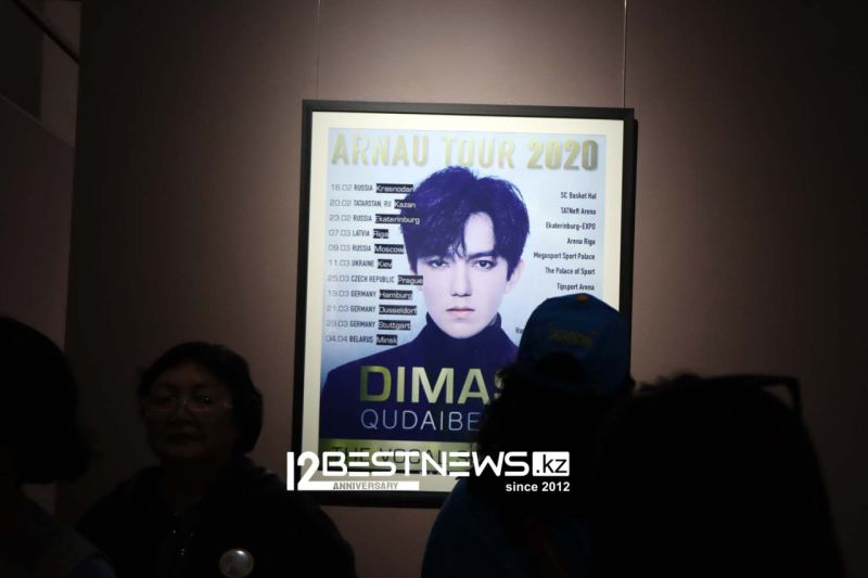 Детская колыбель, семейный портрет, костюмы - что показывают на первой выставке Димаша Кудайбергена