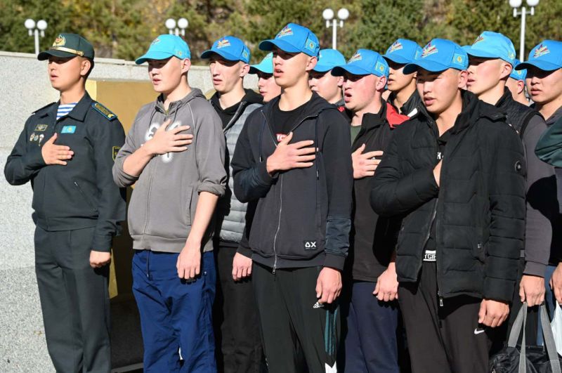 Провожали со слезами: из Караганды отправили 30 призывников в Астану