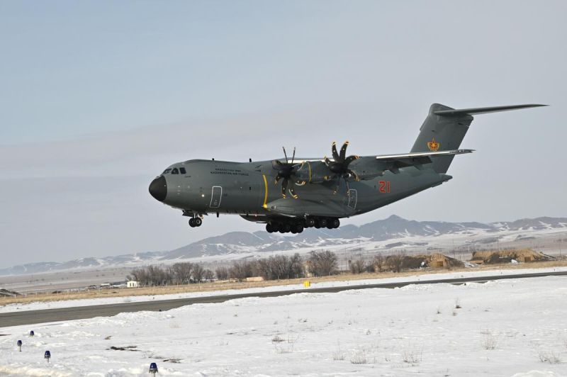 Летчики ВВС Казахстана провели учебный полет на А-400М