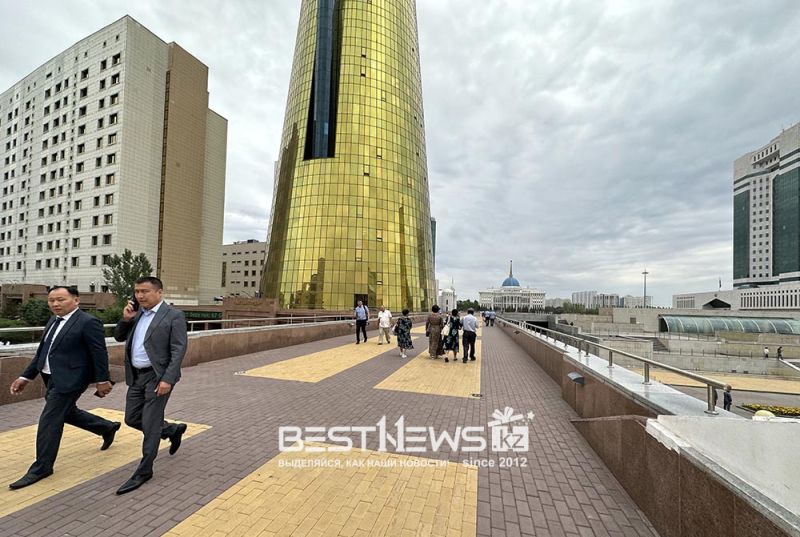 Женщина залезла на перила моста в Астане: после ЧП повалили зеваки