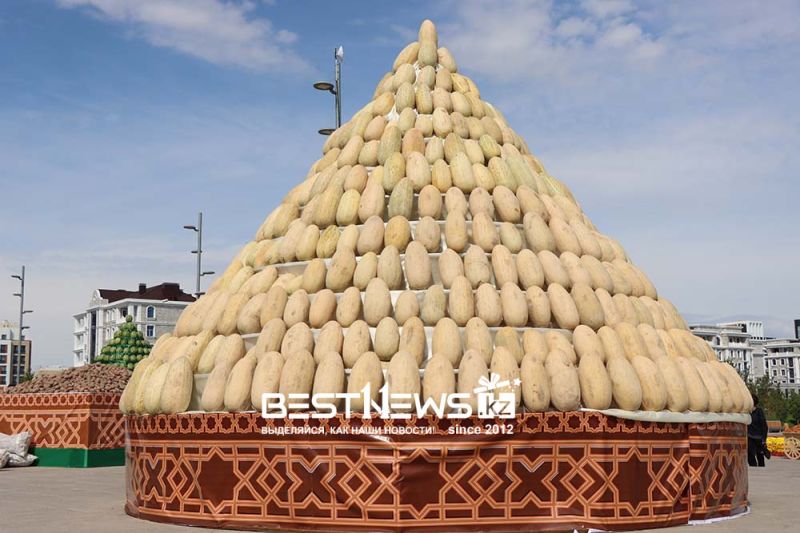 Горы арбузов и дынь до неба: что показал Таджикистан на ярмарке в Астане