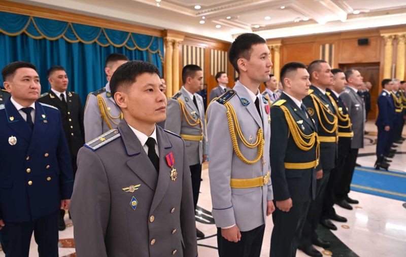Президент Казахстана вручил госнаграды по случаю Дня защитника Отечества 