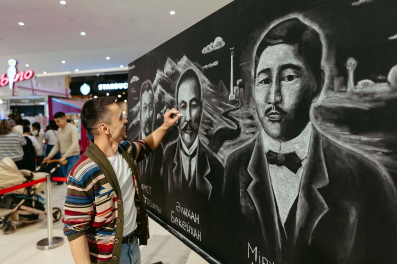 В «MEGA Silk Way» художник удивил рисунками исторических деятелей Казахстана