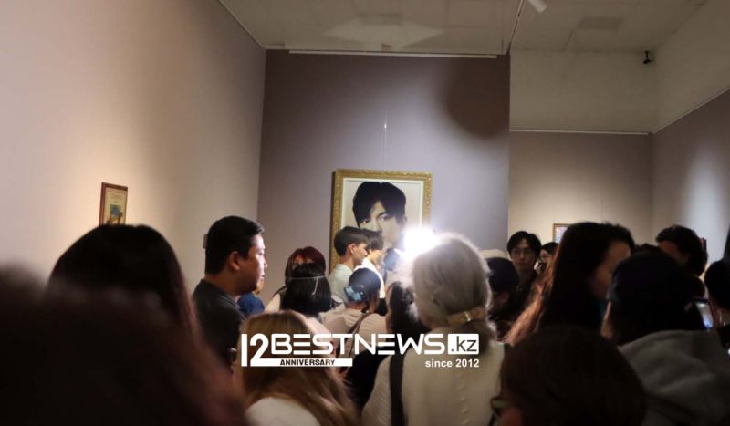 Детская колыбель, семейный портрет, костюмы - что показывают на первой выставке Димаша Кудайбергена