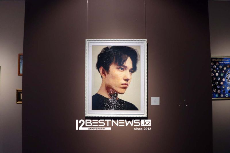 Детская колыбель, семейный портрет, костюмы - что показывают на первой выставке Димаша Кудайбергена