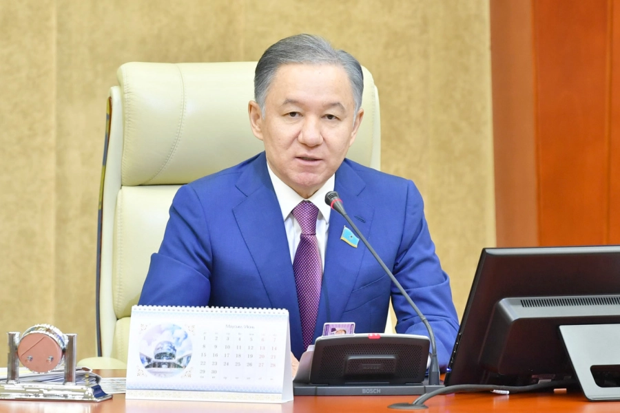 Нурлан Нигматулин поздравил медицинских работников Казахстана 