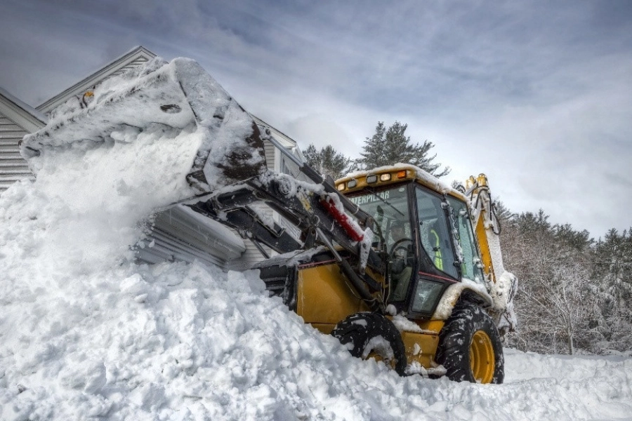 Водители хотели прорваться мимо закрытой трассы, наняв погрузчик для очистки снега 