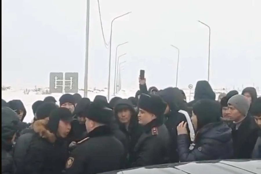 Водители устроили спор с полицией под Балхашом - видео 